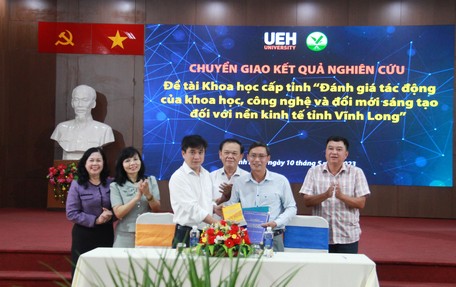 Trường ĐH Kinh tế TP Hồ Chí Minh ký biên bản chuyển giao đề tài nghiên cứu khoa học cấp tỉnh cho Sở KH-CN Vĩnh Long.