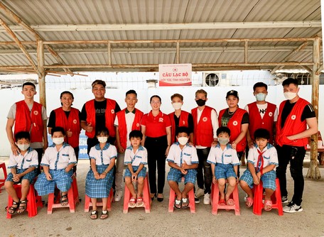  CLB đến hớt tóc cho các em học sinh Trường Tiểu học Mỹ Thạnh Trung A (Tam Bình).