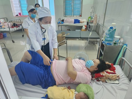 BS.CK2 Trần Mỹ Dung khám cho sản phụ B.T.P. bị tiền sản giật đang điều trị tại Khoa Sản.