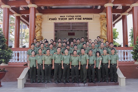 Đại biểu 3 lực lượng đã viếng và thắp hương tưởng niệm Chủ tịch Hồ Chí Minh tại nhà tưởng niệm trong khuôn viên trụ sở Công an tỉnh.