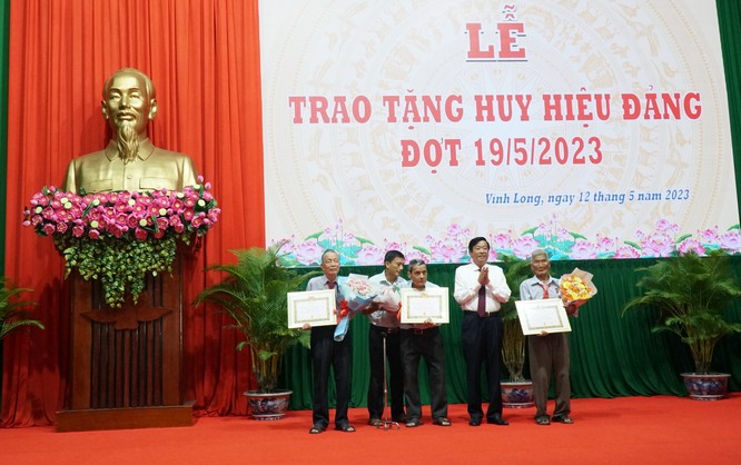 Ông Bùi Văn Nghiêm- Ủy viên BCH Trung ương Đảng, Bí thư Tỉnh ủy trao Huy hiệu Đảng cho các đồng chí cao niên tuổi Đảng.