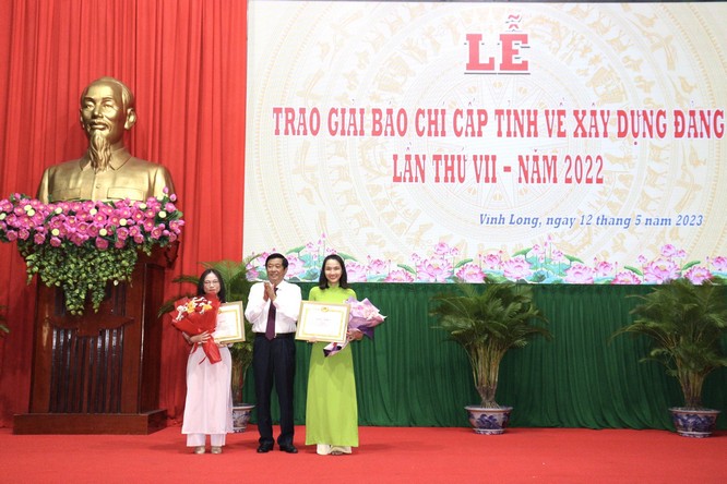 Bí thư Tỉnh ủy- Bùi Văn Nghiêm trao giải A Giải báo chí Búa liềm vàng lần thứ VII- năm 2022 của tỉnh Vĩnh Long.