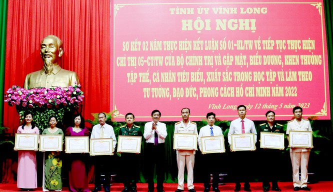 Bí thư Tỉnh ủy- Bùi Văn Nghiêm trao bằng khen cho các tập thể có thành tích xuất sắc trong học tập và làm theo tư tưởng, đạo đức, phong cách Hồ Chí Minh chuyên đề năm 2022.