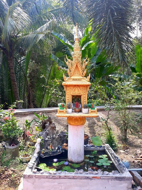 Bàn thờ ông Thiên của đồng bào Khmer xã Đông Bình, TX Bình Minh.