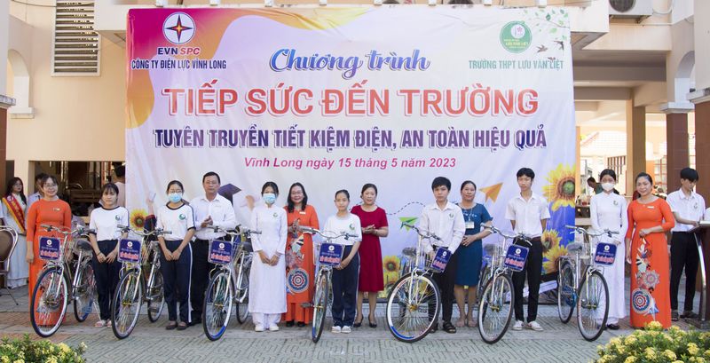 Đại diện Công ty Điện lực cùng Ban giám hiệu nhà trường tặng xe đạp cho học sinh nghèo hiếu học