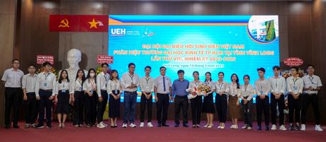 Tặng hoa chúc mừng BCH Hội Sinh viên Việt Nam Phân hiệu Trường ĐH Kinh tế TP Hồ Chí Minh tại tỉnh Vĩnh Long, nhiệm kỳ 2023-2025.