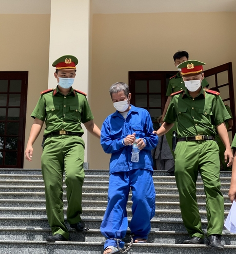 Lực lượng công an dẫn giải bị cáo Võ Văn Việt về trại giam sau khi kết thúc phiên tòa sơ thẩm.