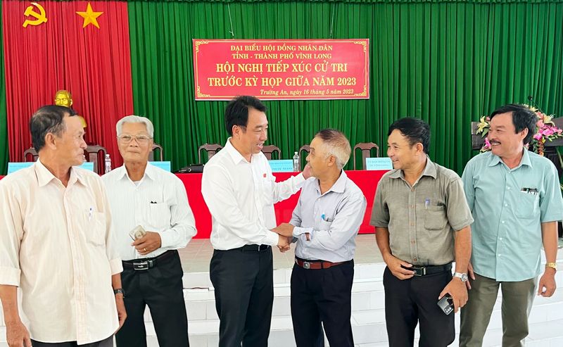Chủ tịch UBND tỉnh- Lữ Quang Ngời trao đổi với cử tri phường Tân Ngãi và Trường An.