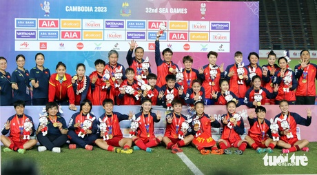 ĐT nữ Việt Nam đăng quang ngôi vô địch lần thứ 4 liên tiếp tại SEA Games 32.Ảnh: TTO