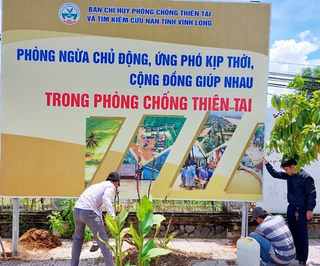 Treo pano tuyên truyền về phòng chống thiên tai năm 2022 tại xã Thanh Bình (Vũng Liêm).