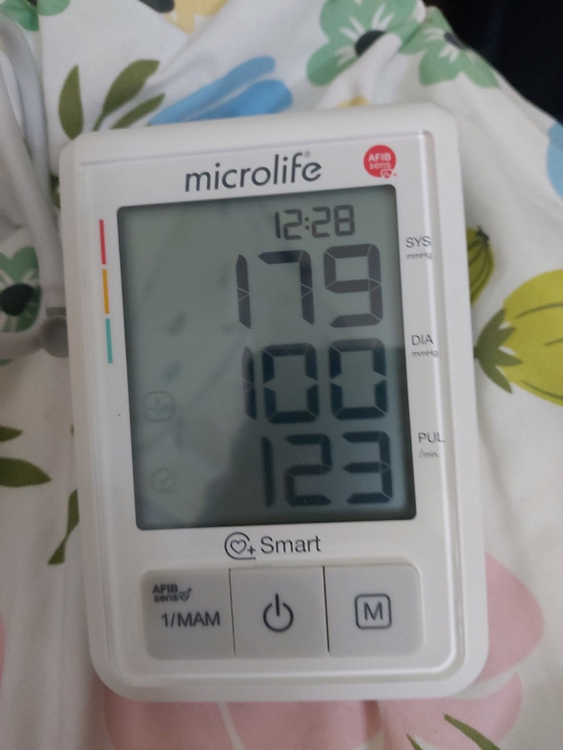 Người bệnh duy trì theo dõi huyết áp tại nhà bằng máy đo huyết áp tự động.