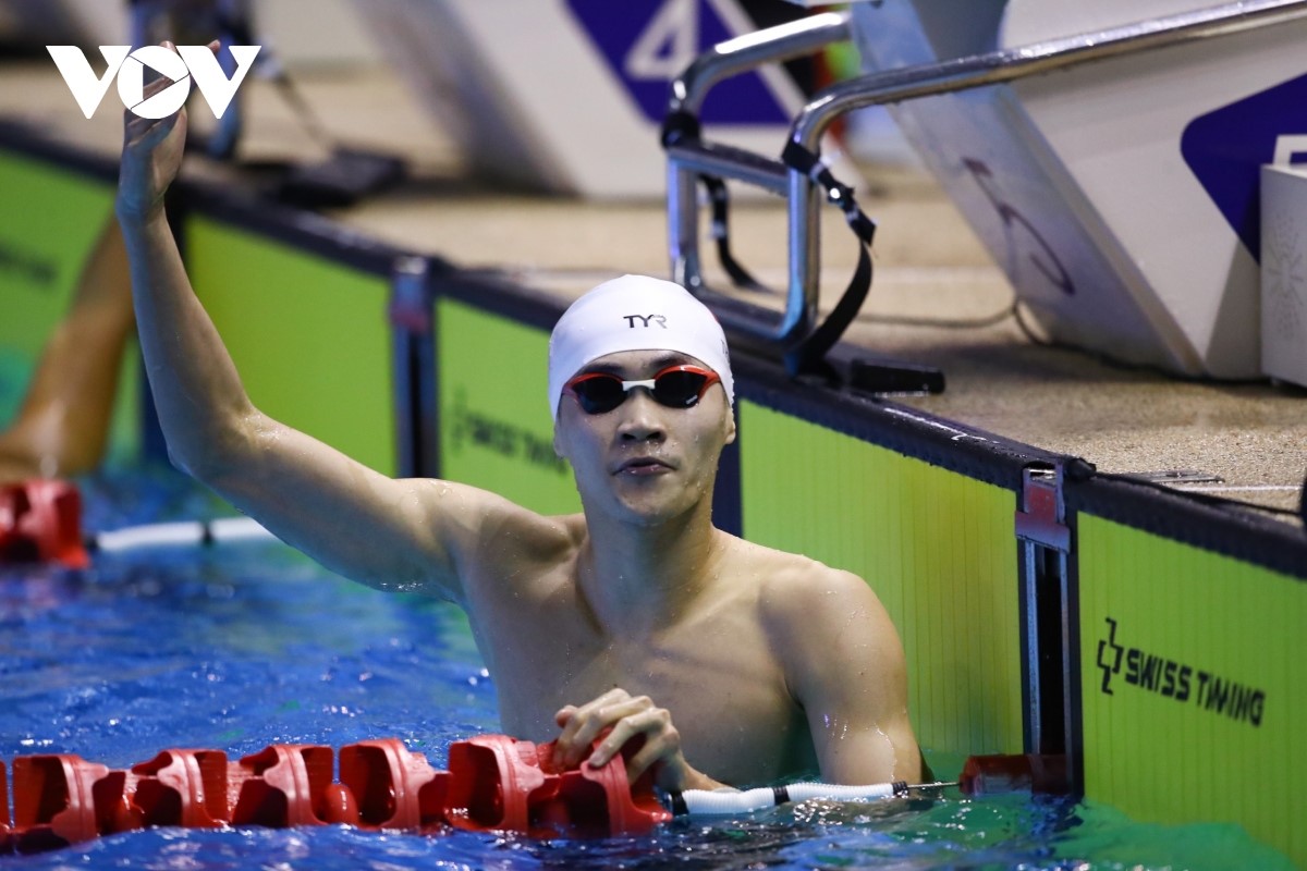 Phạm Thanh Bảo ăn mừng chiến thắng ở nội dung bơi ếch 200m nam SEA Games 32. (Ảnh: Dương Thuật). 
