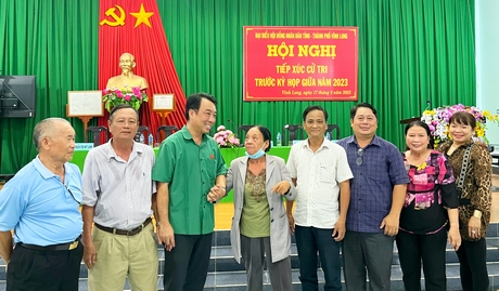 Chủ tịch UBND tỉnh- Lữ Quang Ngời trao đổi với cử tri Phường 9.