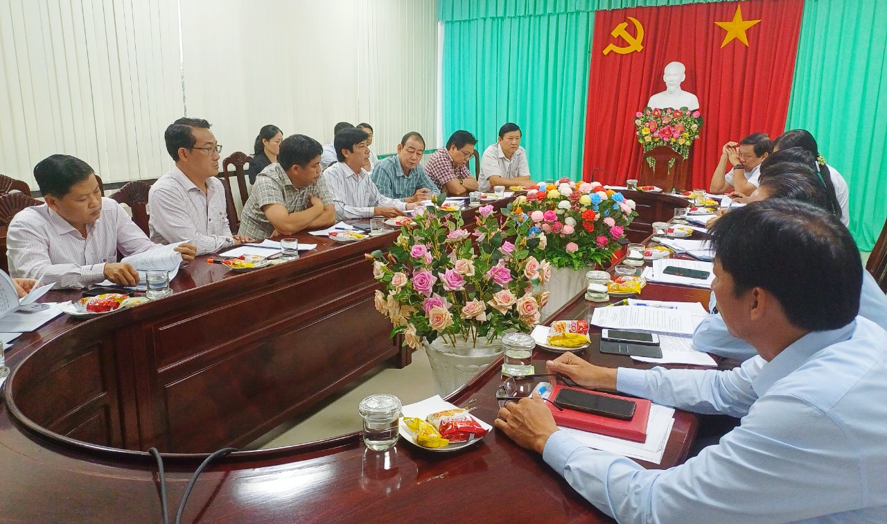 Đoàn công tác của tỉnh Vĩnh Long làm việc tại huyện Long Hồ.