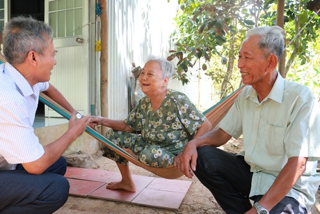 Tuổi cao nêu gương sáng, ông Nguyễn Văn Ngói hết lòng với công tác người cao tuổi. Trong ảnh: ông Nguyễn Văn Ngói (bên phải) thăm hỏi người cao tuổi trong ấp.