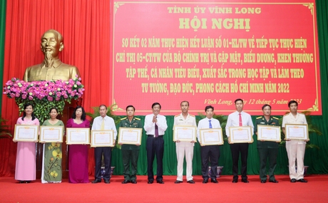 Khen thưởng các tập thể, cá nhân tiêu biểu, điển hình trong học tập, làm theo tư tưởng, đạo đức, phong cách Hồ Chí Minh năm 2022.