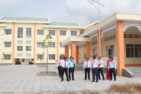 Trường Tiểu học Nguyễn Huệ (Phường 2, TP Vĩnh Long) vừa khánh thành thay cho trường cũ xuống cấp trước đây.