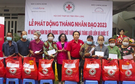 Bà Nguyễn Thị Minh Hạnh- Ủy viên Thường vụ Tỉnh ủy- Trưởng Ban Dân vận Tỉnh ủy, trao quà hỗ trợ các hộ gia đình có hoàn cảnh khó khăn trong Tháng Nhân đạo 2023.