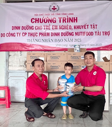Trẻ em nghèo, khuyết tật tại huyện Bình Tân được hỗ trợ sữa.