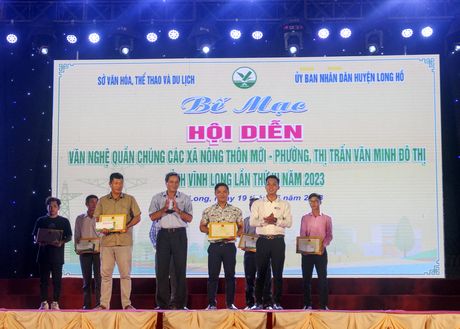 Giám đốc Sở Văn hóa- TT- DL Phan Văn Giàu trao 2 giải nhất tập thể cho đội văn nghệ đến từ TX Bình Minh.
