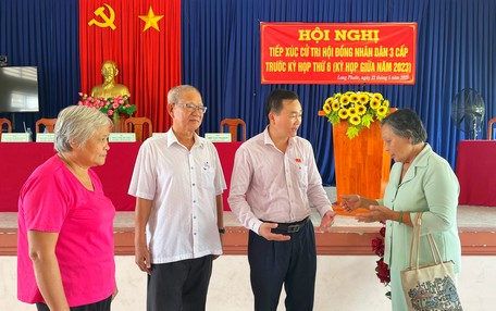 Ông Nguyễn Minh Dũng trao đổi với cử tri xã Long Phước.