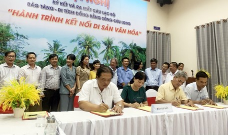 Bà Nguyễn Thanh Nha- Giám đốc Bảo tàng tỉnh Vĩnh Long, ký kết biên bản ghi nhớ thành lập CLB.