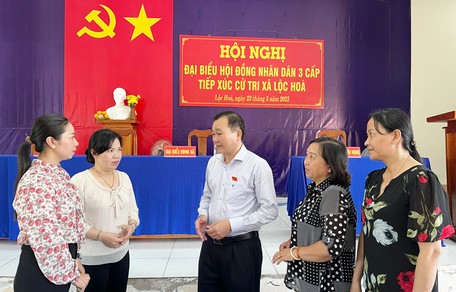 Phó Chủ tịch Thường trực HĐND tỉnh- Nguyễn Minh Dũng trao đổi với cử tri xã Lộc Hòa.