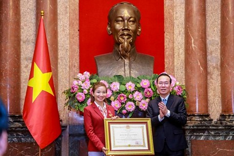 Chủ tịch nước Võ Văn Thưởng trao Huân chương Lao động hạng Nhì cho VĐV Nguyễn Thị Oanh