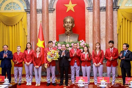 Chủ tịch nước và Phó Thủ tướng tặng hoa cho các cán bộ, HLV, VĐV xuất sắc