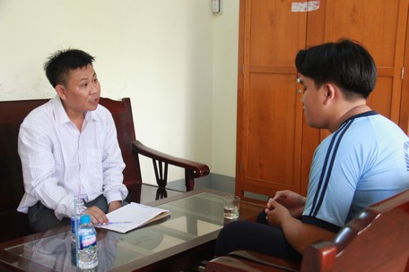 Thầy Nguyễn Công Thuấn tư vấn tâm lý với học sinh.