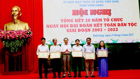  Phó Bí thư Thường trực Tỉnh ủy- Nguyễn Thành Thế trao tặng bằng khen cho các tập thể có thành tích xuất sắc.