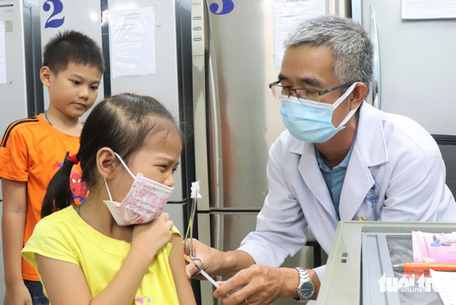 Trẻ tiêm vắc xin phòng bệnh tại Viện Pasteur TP.HCM - Ảnh: XUÂN MAI