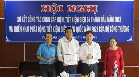 Tại hội nghị này, Tổng Công ty, Công đoàn Tổng Công ty Điện lực miền Nam tặng 20 triệu đồng và phần quà cho tập thể điện lực huyện Mang Thít.