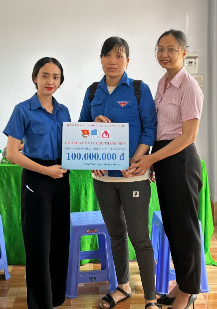 Chị Huỳnh Thị Ngọc Ngân (giữa) được hỗ trợ giải ngân nguồn vốn tín dụng ưu đãi để kinh doanh văn phòng phẩm.