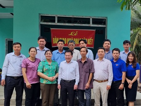 Lãnh đạo BHXH tỉnh Vĩnh Long bàn giao nhà Đại đoàn kết hỗ trợ hộ có hoàn cảnh khó khăn về nhà ở tại huyện Mang Thít.