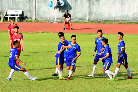 Niềm vui của các cầu thủ Vĩnh Long sau pha ghi bàn của Nguyễn Đồng Tháp (66).