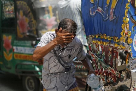  Người dân Bangladesh trong đợt nắng nóng đầu tháng 5/2023. Ảnh: Getty.