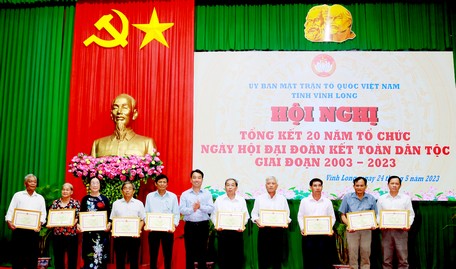 Chủ tịch UBND tỉnh- Lữ Quang Ngời tặng bằng khen cho các cá nhân có thành tích xuất sắc trong công tác tổ chức Ngày hội Đại đoàn kết toàn dân tộc giai đoạn 2003-2023.