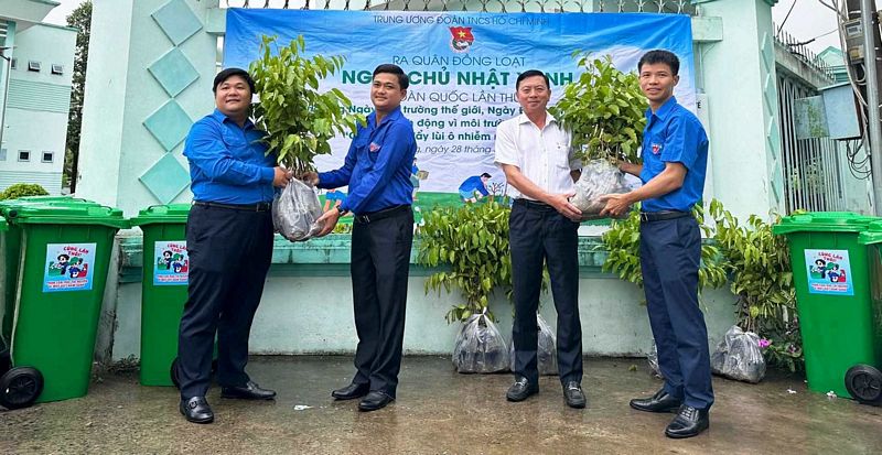 Anh Nguyễn Thái An- Trưởng Ban Tuyên giáo Trung ương Đoàn (bên trái) trao tặng cây xanh tại lễ ra quân.