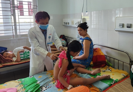 Bác sĩ Khoa Nhi BVĐK Vĩnh Long thăm khám cho bệnh nhi mắc sốt xuất huyết.