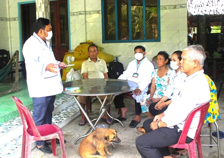 Nhân viên y tế Trạm Y tế xã Trà Côn (Trà Ôn) tuyên truyền cho đồng bào Khmer diệt muỗi, lăng quăng phòng bệnh sốt xuất huyết.