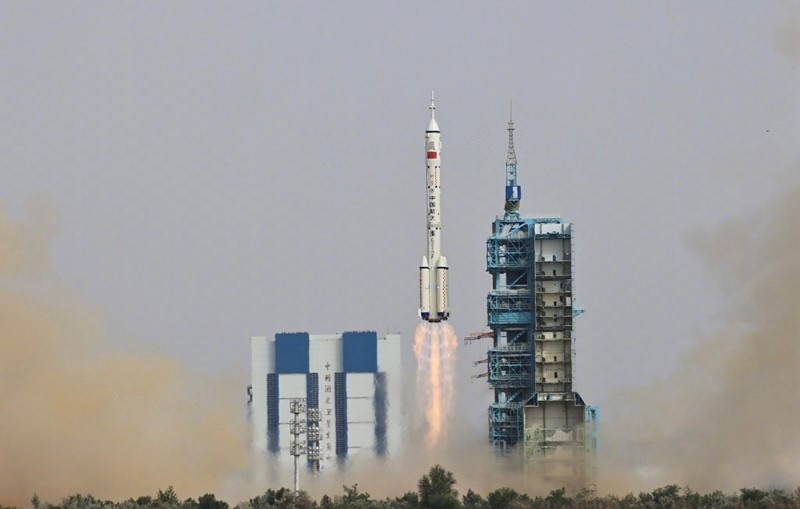 Tàu Thần Châu 16 được phóng bằng tên lửa đẩy Trường Chinh từ Trung tâm phóng vệ tinh Tửu Tuyền. (Ảnh: Tân Hoa Xã)