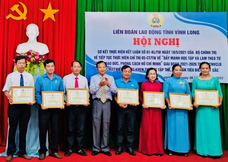 Liên đoàn Lao động tỉnh tuyên dương các tập thể, cá nhân tiêu biểu trong học tập và làm theo tư tưởng, đạo đức, phong cách Hồ Chí Minh giai đoạn 2021-2023.