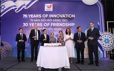 Đại sứ Mayer và các vị khách quý đóng góp nhiều cho quan hệ hữu nghị Việt Nam- Israel chuẩn bị cắt bánh tượng trưng cho kỷ niệm 30 năm quan hệ song phương. Ảnh do Đại sứ quán Israel tại Việt Nam cung cấp