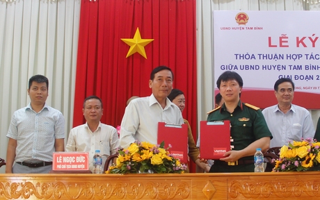 Viettel Vĩnh Long ký kết thỏa thuận hợp tác chuyển đổi số với UBND huyện Tam Bình.