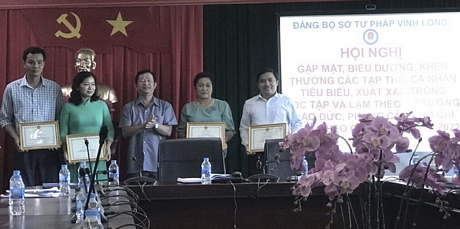 Chị Nguyễn Thị Hoàng Yến (thứ hai từ phải) được biểu dương khen thưởng mô hình học tập, làm theo Bác.