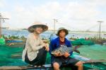 Nữ nông dân Vĩnh Long nuôi cá quý trên sông Tiền