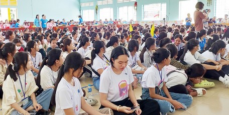 290 nữ sinh tham gia trại hè 