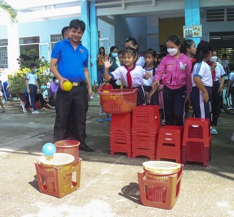 Các em tham gia nhiều trò chơi dân gian.