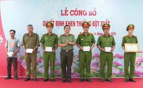 Đại tá Phan Ngọc Tính tặng bằng khen và tiền thưởng của UBND tỉnh cho các tập thể, cá nhân đạt thành tích xuất sắc trong công tác khám phá vụ án cướp tài sản.
